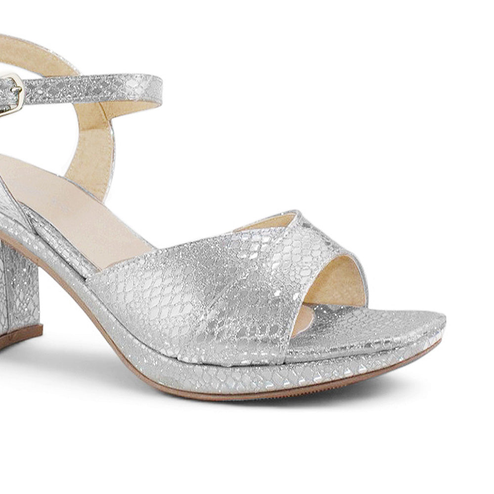 Vista a detalle de zapatilla plateada para mujer de diseño descubierto con pulsera ajustable y tacón ancho de 8cm
