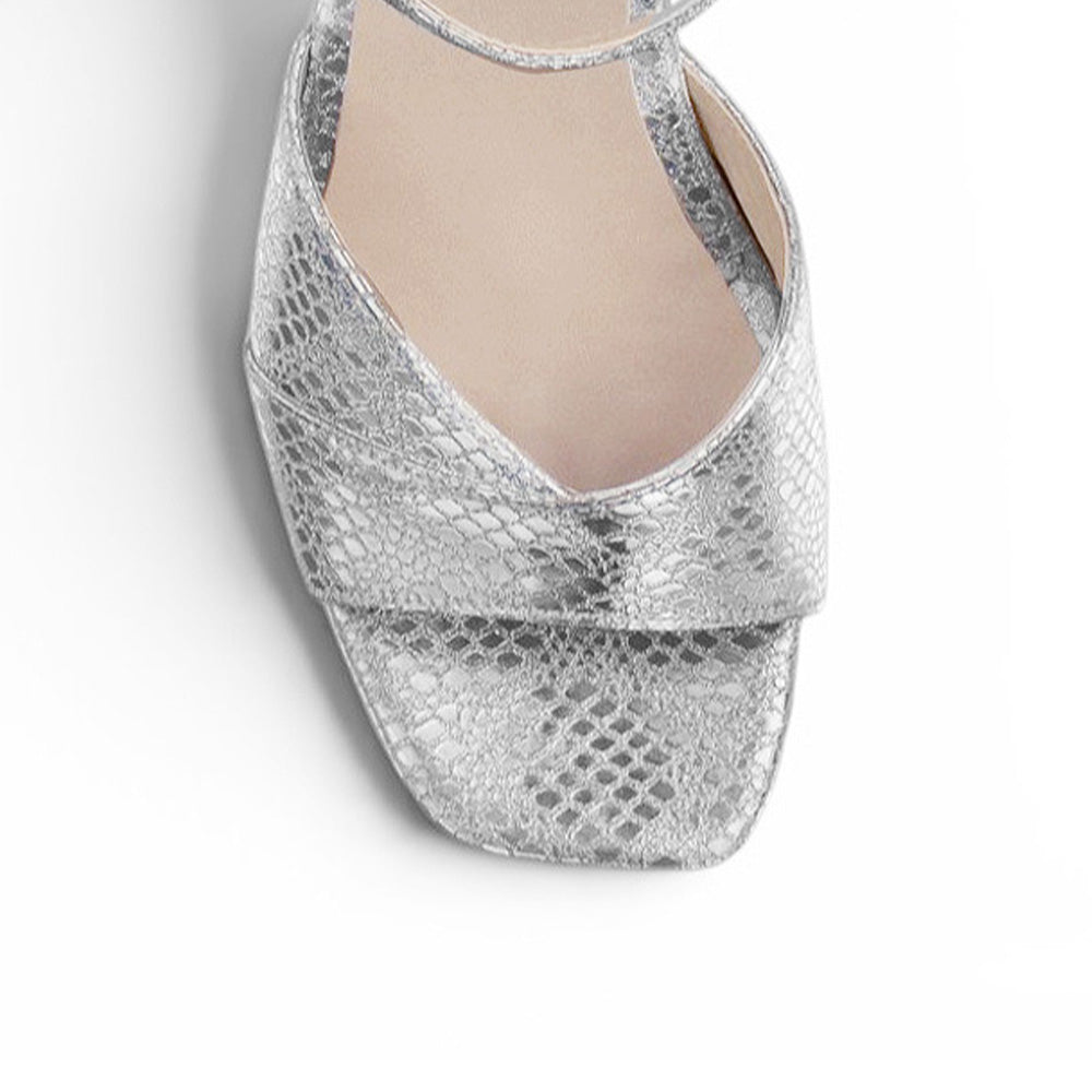 Vista de material sintético en zapatilla beige para mujer de diseño descubierto con tacón medio de 8cm y pulsera ajustable