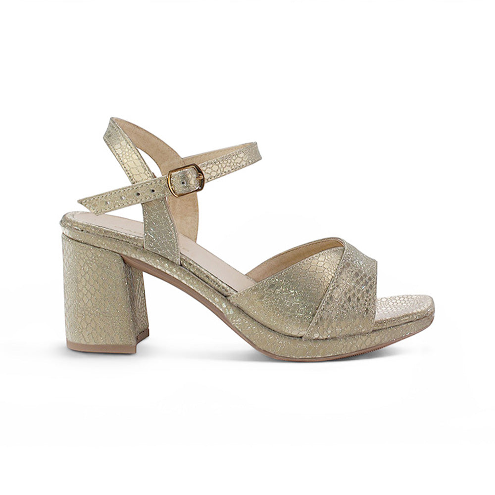 Vista lateral de zapatilla dorada para mujer de diseño descubierto con tacón ancho de 8cm y pulsera ajustable