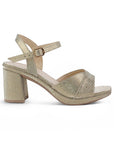 Vista lateral de zapatilla dorada para mujer de diseño descubierto con tacón ancho de 8cm y pulsera ajustable