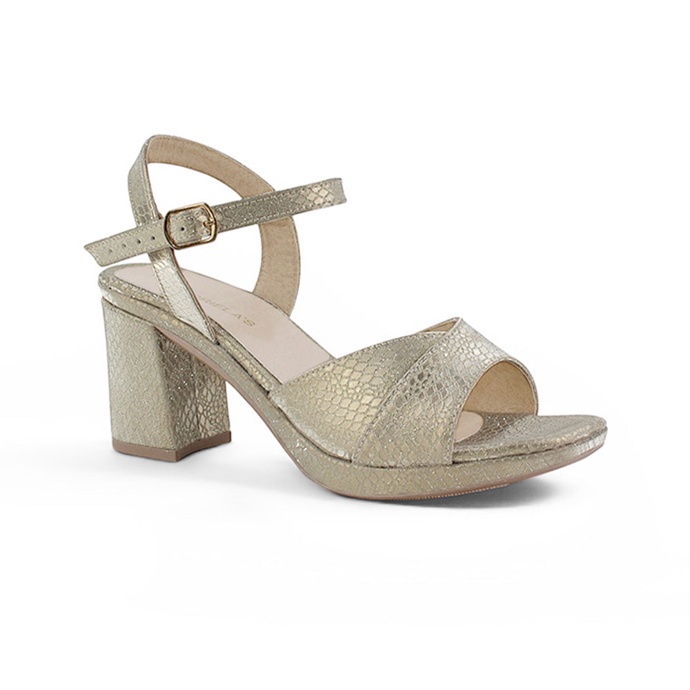 Vista diagonal de zapatilla dorada de diseño descubierto para mujer con pulsera ajustable al tobillo y tacón medio de 8cm