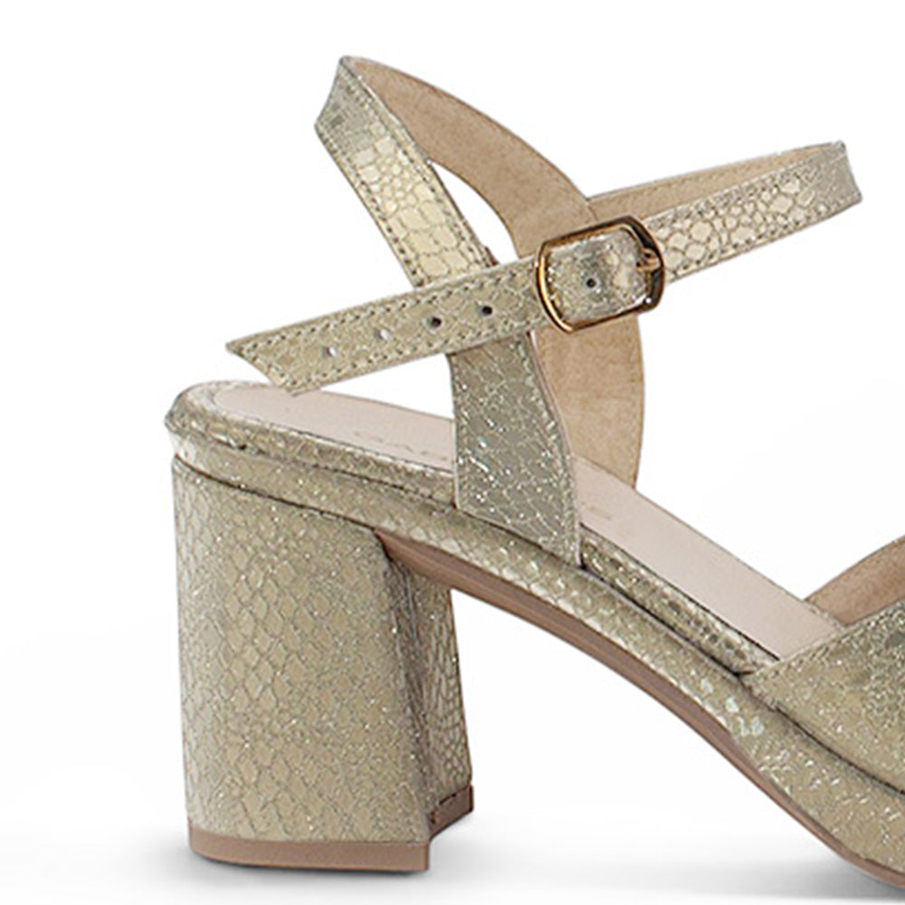 Vista trasera de tacón ancho medio de 8cm en zapatilla para mujer con pulsera  ajustable en color dorado