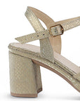 Vista trasera de tacón ancho medio de 8cm en zapatilla para mujer con pulsera  ajustable en color dorado