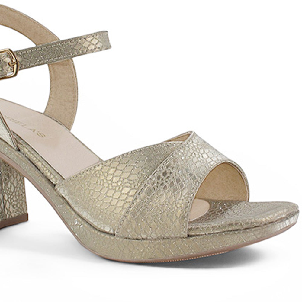 Vista a detalle de zapatilla dorada para mujer de diseño descubierto con pulsera ajustable y tacón ancho de 8cm