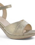 Vista a detalle de zapatilla dorada para mujer de diseño descubierto con pulsera ajustable y tacón ancho de 8cm