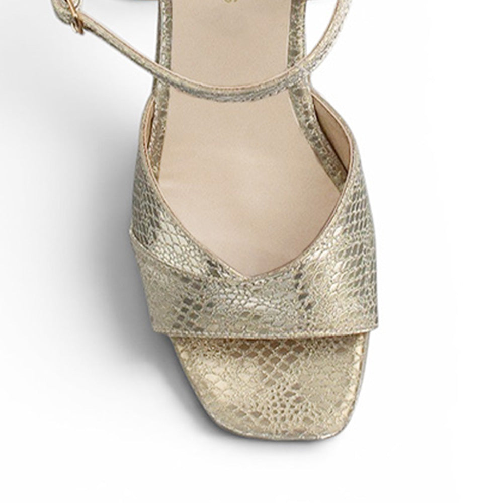 Vista de material sintético en zapatilla beige para mujer de diseño descubierto con tacón medio de 8cm y pulsera ajustable