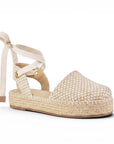vista diagonal de alpargatas beige con cintas ajustables y plataforma baja 3cm para dama 
