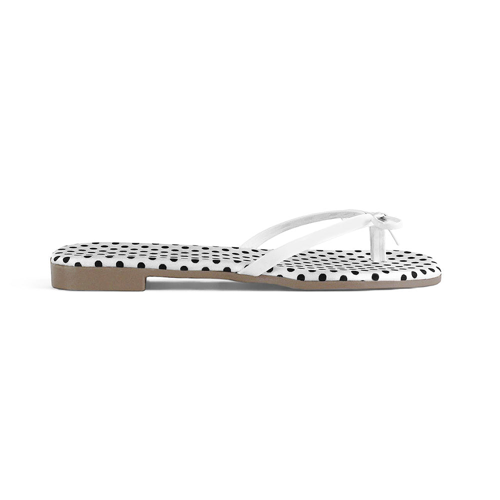 Vista lateral en sandalia blanca para dama con moño y suela con diseño de lunares 