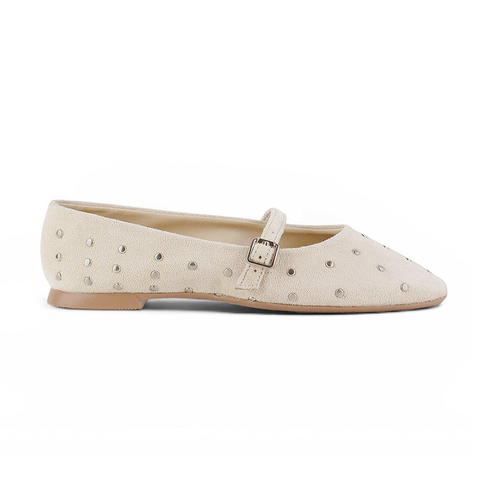 vista lateral de balerinas beige para dama de piso con estoperoles y pulsera ajustable 