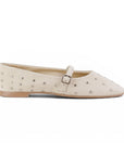 vista lateral de balerinas beige para dama de piso con estoperoles y pulsera ajustable 