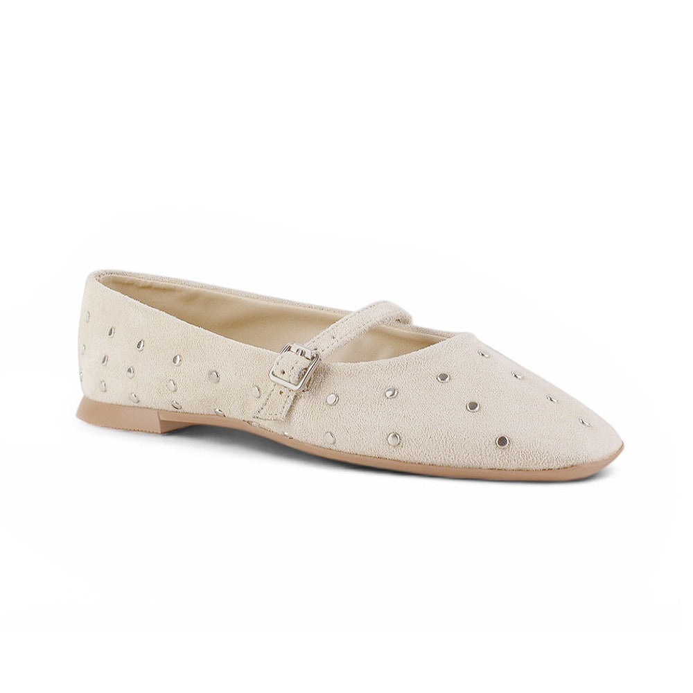 vista diagonal de balerinas beige para dama con estoperoles y pulsera ajustable de piso