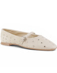 vista diagonal de balerinas beige para dama con estoperoles y pulsera ajustable de piso