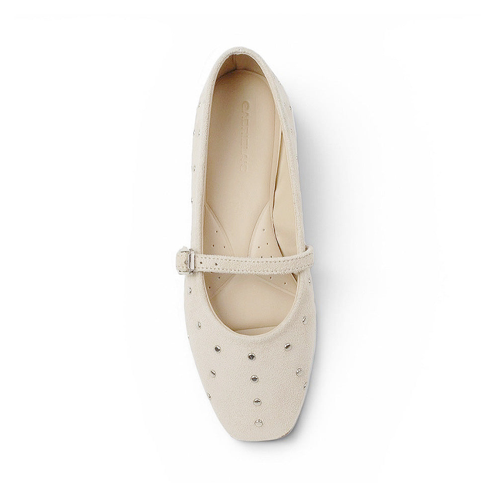 vista superior en balerinas beige con pulsera ajustable y estoperoles para dama de piso