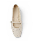 vista superior en balerinas beige con pulsera ajustable y estoperoles para dama de piso