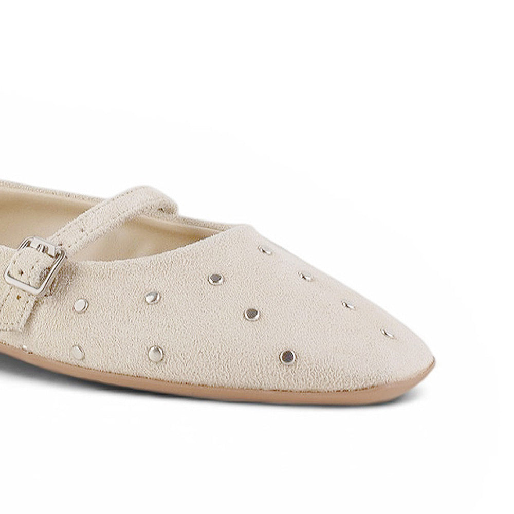 detalle del material durazno en balerinas beige con pulsera ajustable y estoperoles