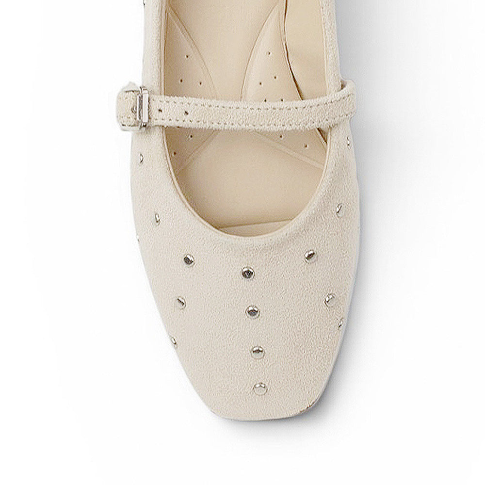 vista del detalle de los estoperoles en balerinas beige con pulsera ajustable para dama 