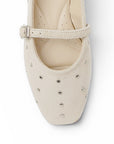 vista del detalle de los estoperoles en balerinas beige con pulsera ajustable para dama 