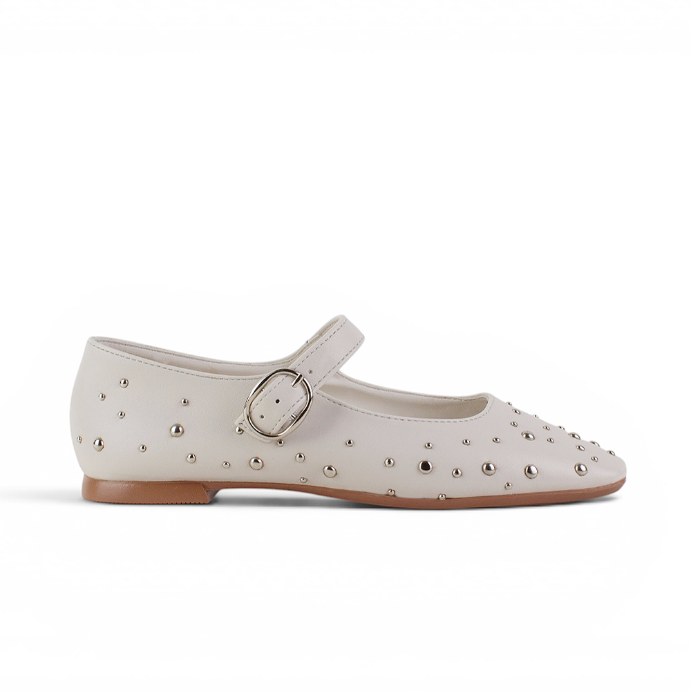 vista lateral de balerinas beige para dama de piso con estoperoles y pulsera ajustable 