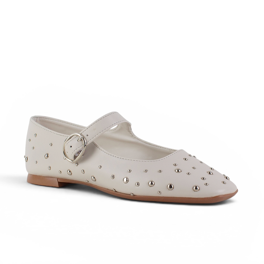 vista diagonal de balerinas beige para dama con estoperoles y pulsera ajustable de piso