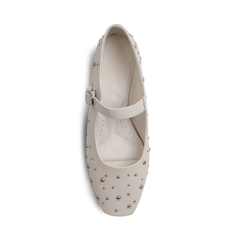 vista superior en balerinas beige con pulsera ajustable y estoperoles para dama de piso