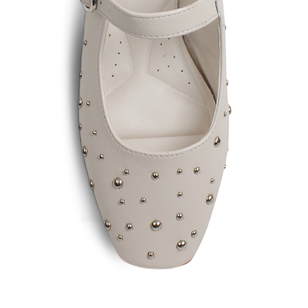 vista del detalle de los estoperoles en balerinas beige con pulsera ajustable para dama 