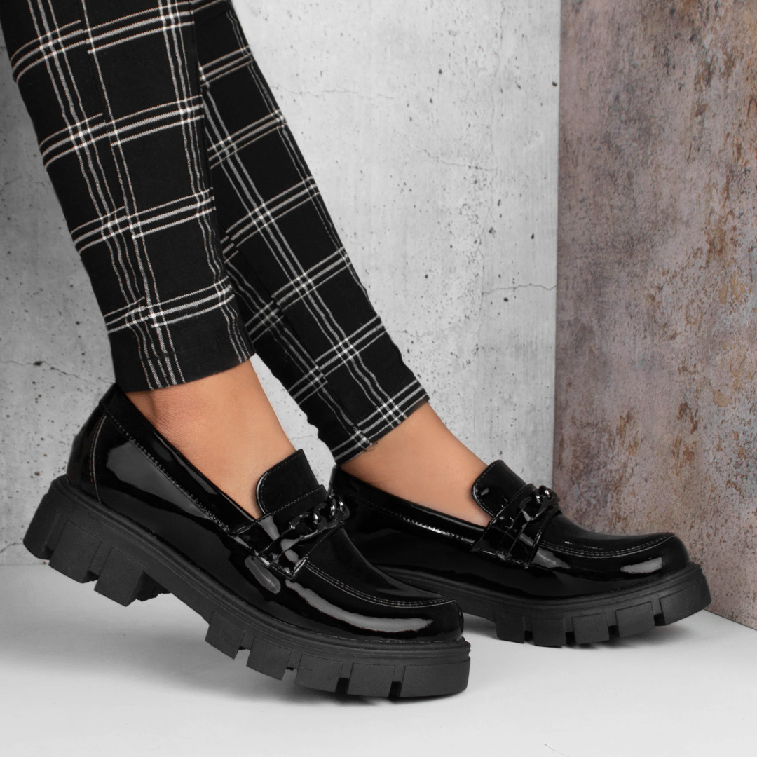 Mocasines negros para mujer con suela chunky tipo track, herraje decorativo y tacón bajo ancho de 4cm
