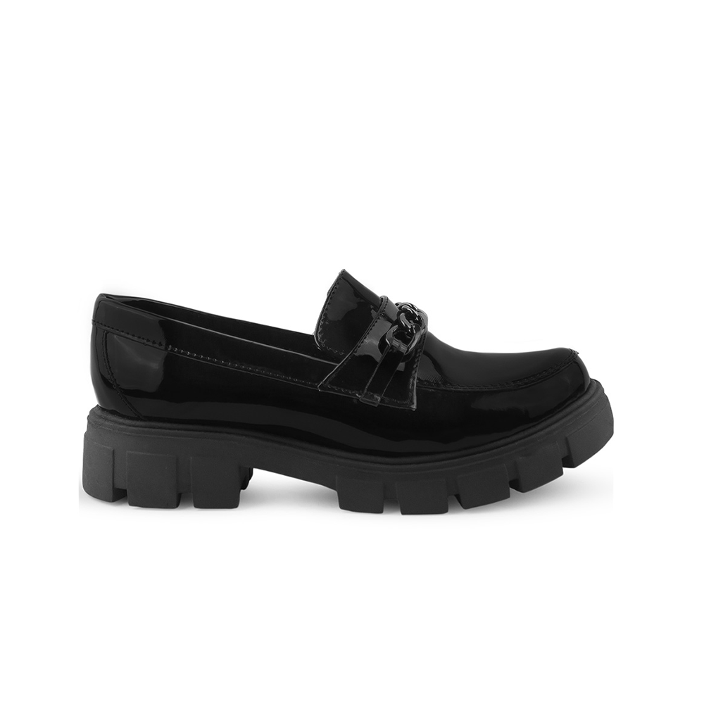 Vista lateral de mocasín negro tipo chunky para mujer con herraje decorativo y tacón bajo de 4cm
