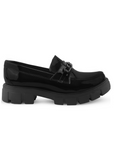 Vista lateral de mocasín negro tipo chunky para mujer con herraje decorativo y tacón bajo de 4cm
