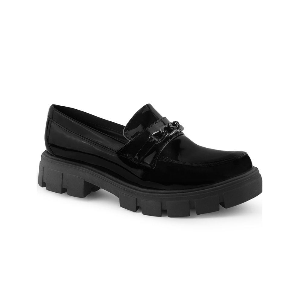 Vista diagonal de mocasín negro para mujer con tacón ancho de 4cm y herraje decorativo en empeine tipo track