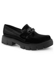 Vista diagonal de mocasín negro para mujer con tacón ancho de 4cm y herraje decorativo en empeine tipo track