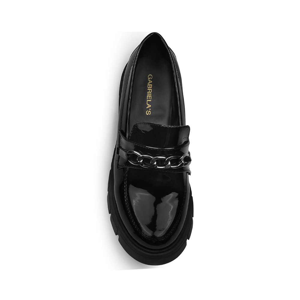 Vista superior de mocasín negro de meter para mujer con herraje decorativo en empeine y suela baja ancho 4cm tipo chunky