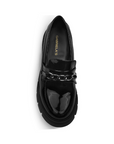 Vista superior de mocasín negro de meter para mujer con herraje decorativo en empeine y suela baja ancho 4cm tipo chunky