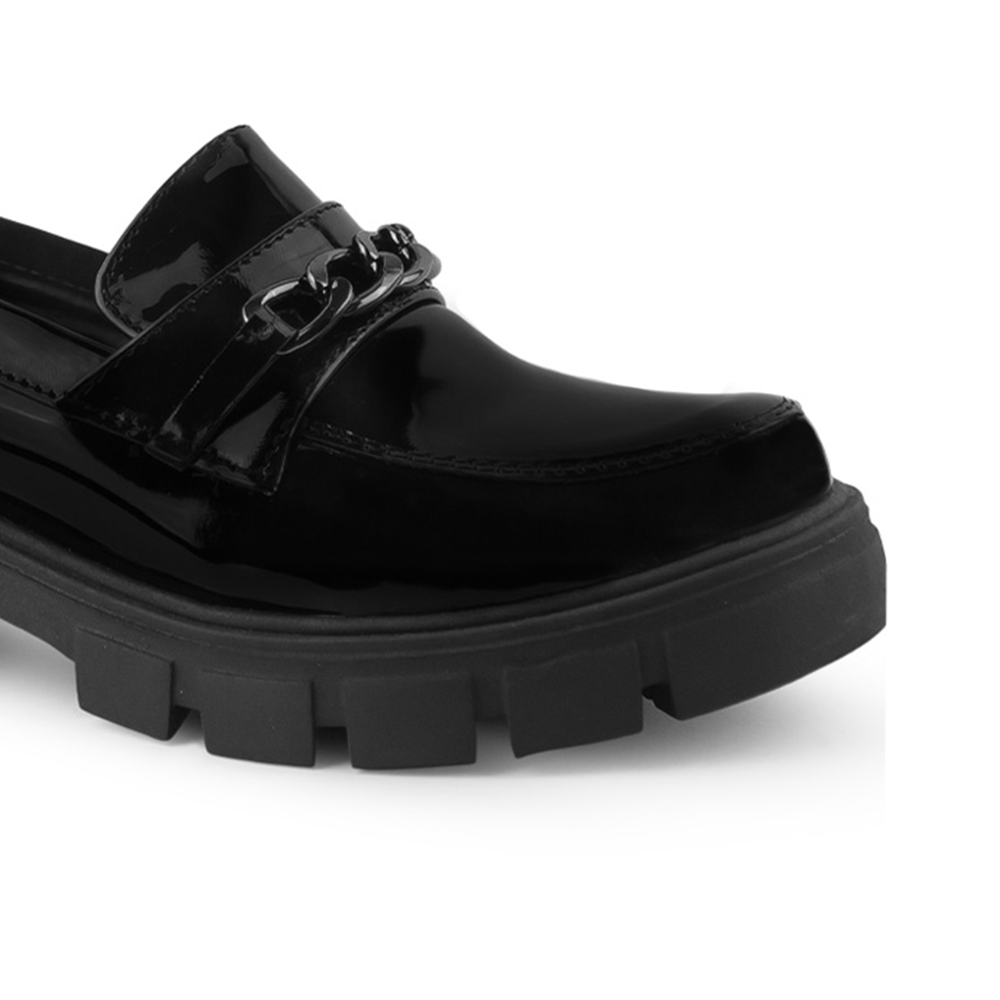 Vista de punta redonda en mocasín negro para mujer con herraje decorativo y tacon bajo ancho 4cm tipo chunky