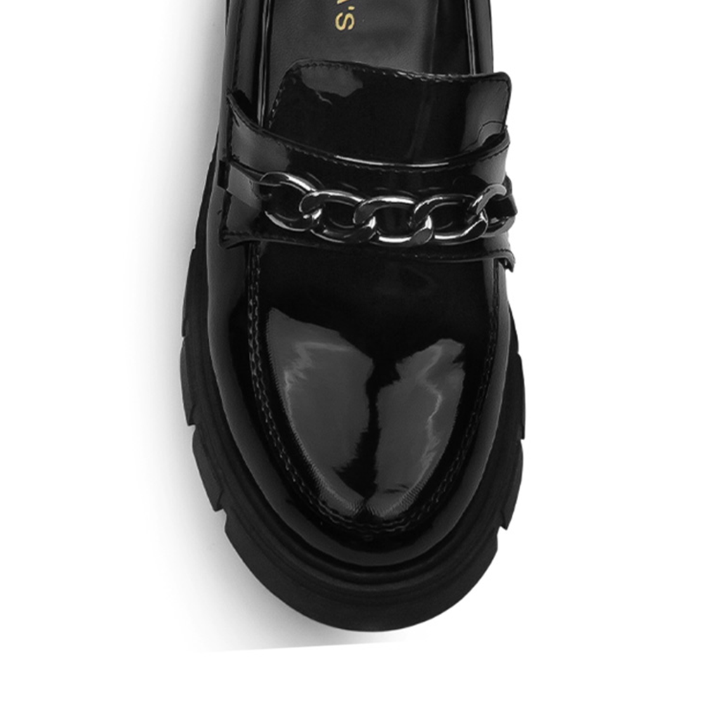 Vista de material charol en mocasín negro para mujer con tacón bajo ancho 4cm y herraje decorativo en empeine
