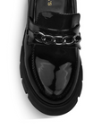 Vista de material charol en mocasín negro para mujer con tacón bajo ancho 4cm y herraje decorativo en empeine
