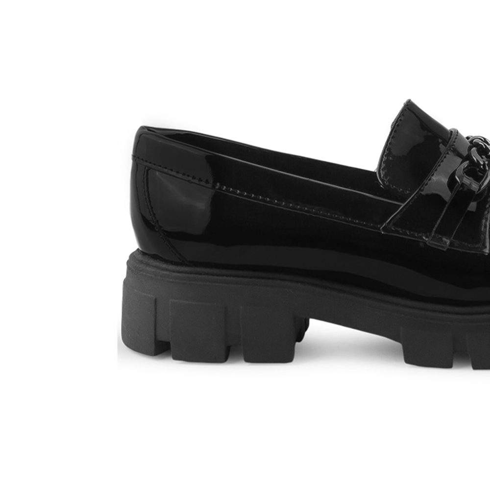 Vista trasera de tacón bajo ancho 4cm tipo chunky en mocasín negro para mujer de meter con herraje decorativo suela track