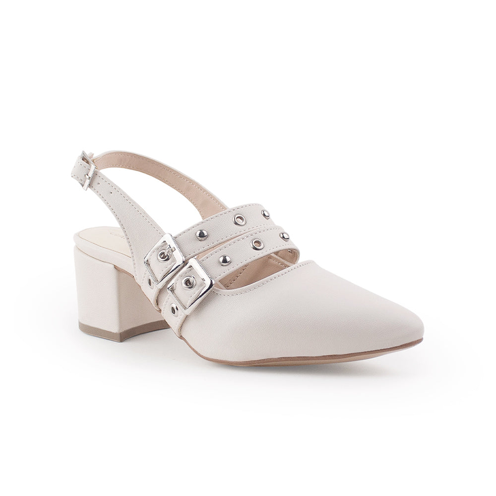 Vista diagonal de zapatilla beige para mujer con estoperoles, punta fina y tacón bajo de 6cm