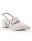 Vista diagonal de zapatilla beige para mujer con estoperoles, punta fina y tacón bajo de 6cm