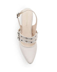 Vista superior de zapatilla beige para mujer con punta fina y doble hebilla que contienen estoperoles