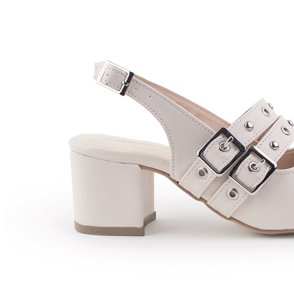 Vista trasera de tacón ancho bajo de 6cm en zapatilla beige para mujer diseño destalonado