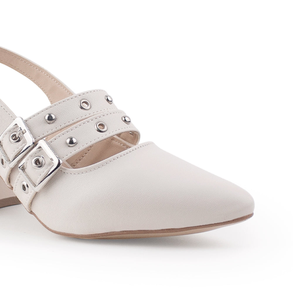 Vista a detalle de doble hebilla con estoperoles y punta fina en zapatilla para mujer color beige