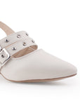 Vista a detalle de doble hebilla con estoperoles y punta fina en zapatilla para mujer color beige