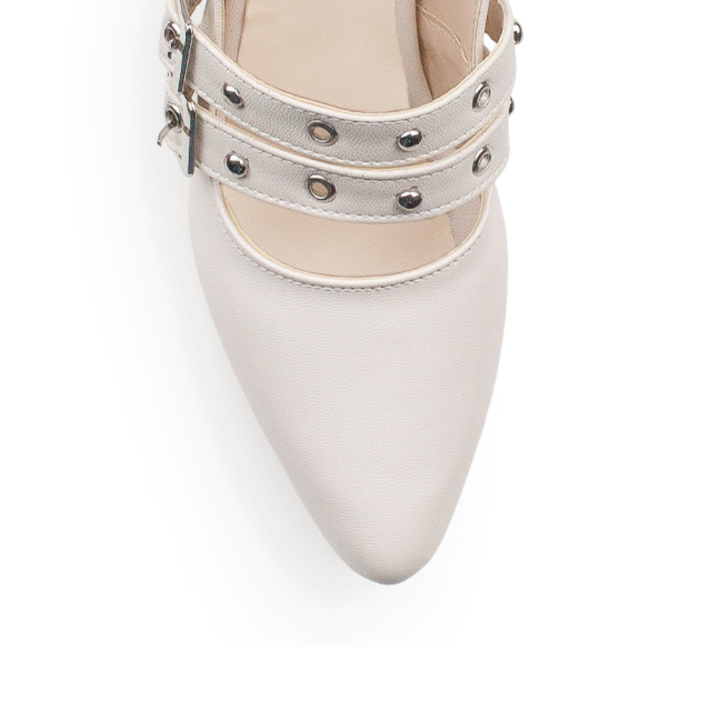 Vista de material cabra sintético en zapatilla beige para mujer con punta fina, estoperoles y tacón bajo de 6cm