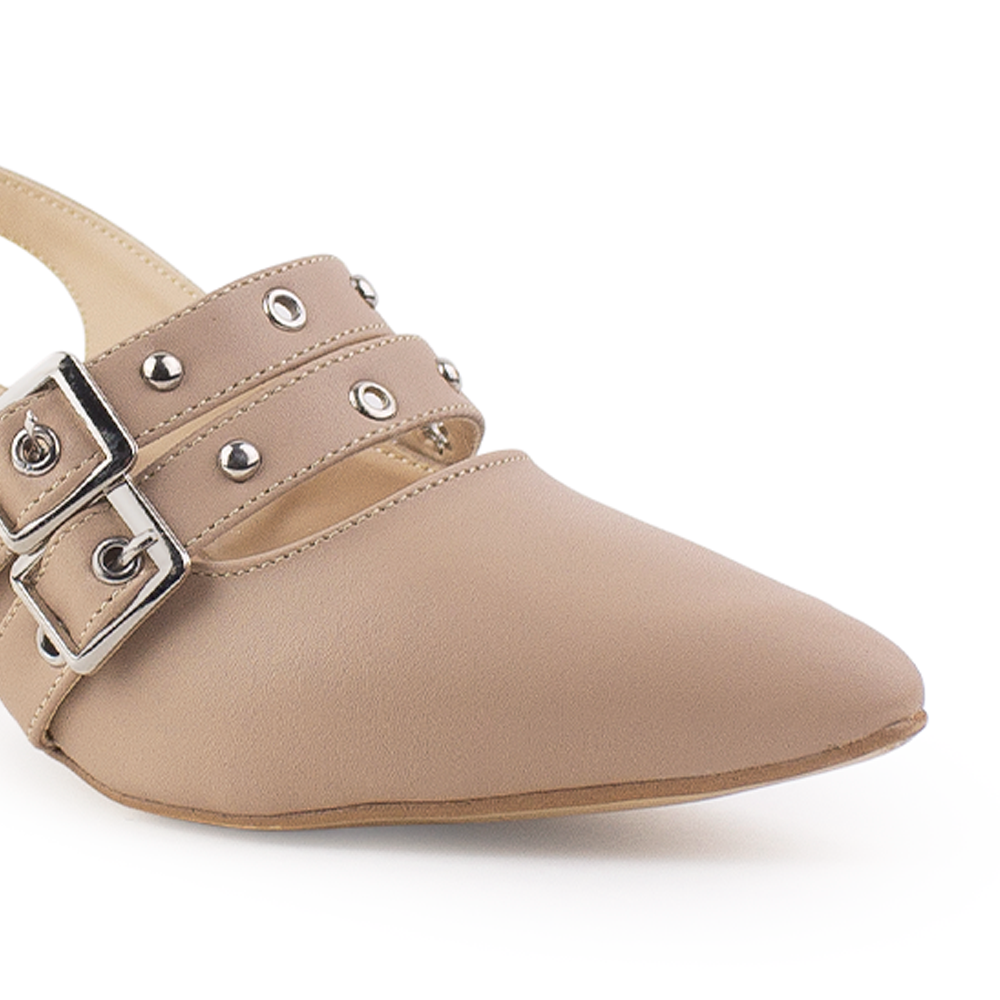 Vista a detalle de doble hebilla con estoperoles y punta fina en zapatilla para mujer color maquillaje