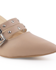 Vista a detalle de doble hebilla con estoperoles y punta fina en zapatilla para mujer color maquillaje