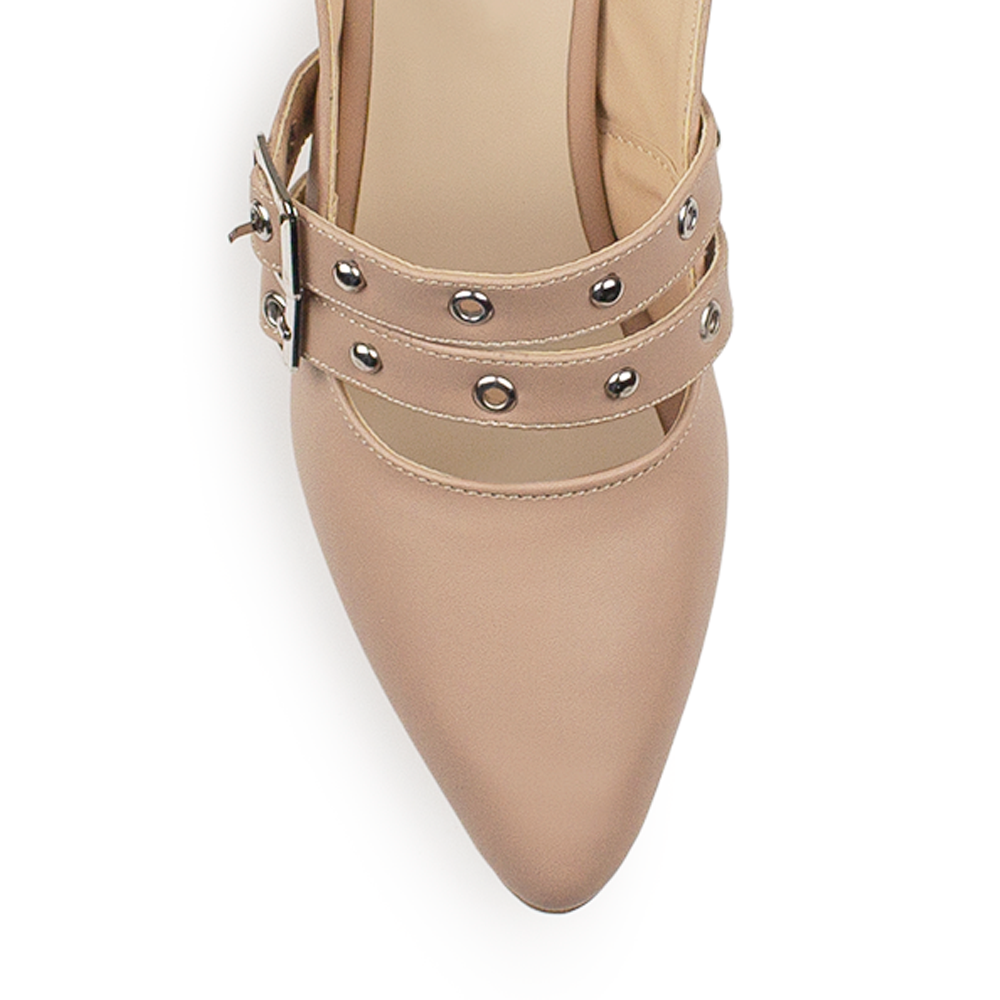 Vista de material cabra sintético en zapatilla maquillaje para mujer con punta fina, estoperoles y tacón bajo de 6cm
