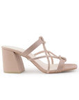 Vista lateral de zapatilla nude para mujer con tiras de pedrería punta cuadrada y tacón de 8cm