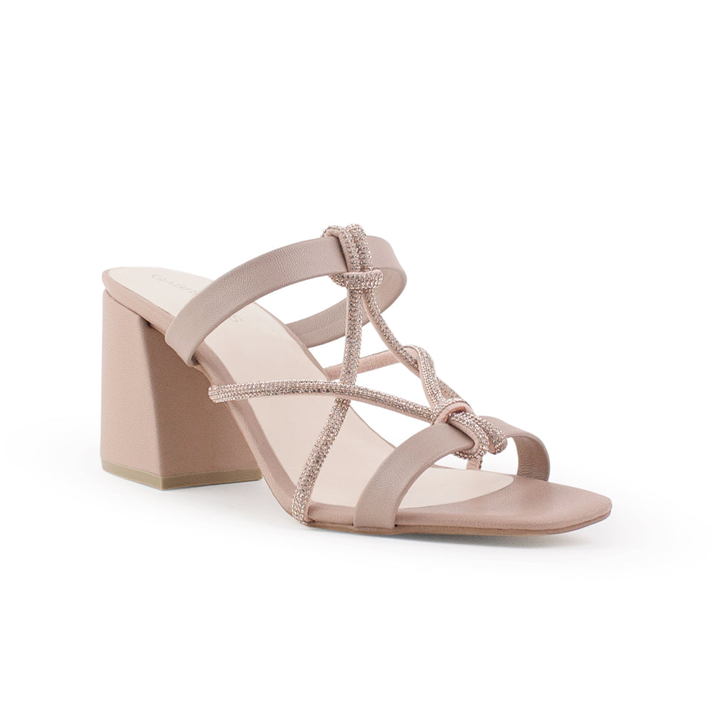 Vista diagonal de zapatilla nude para mujer con pedreria punta cuadrada y tacón 8cm de diseño descubierto