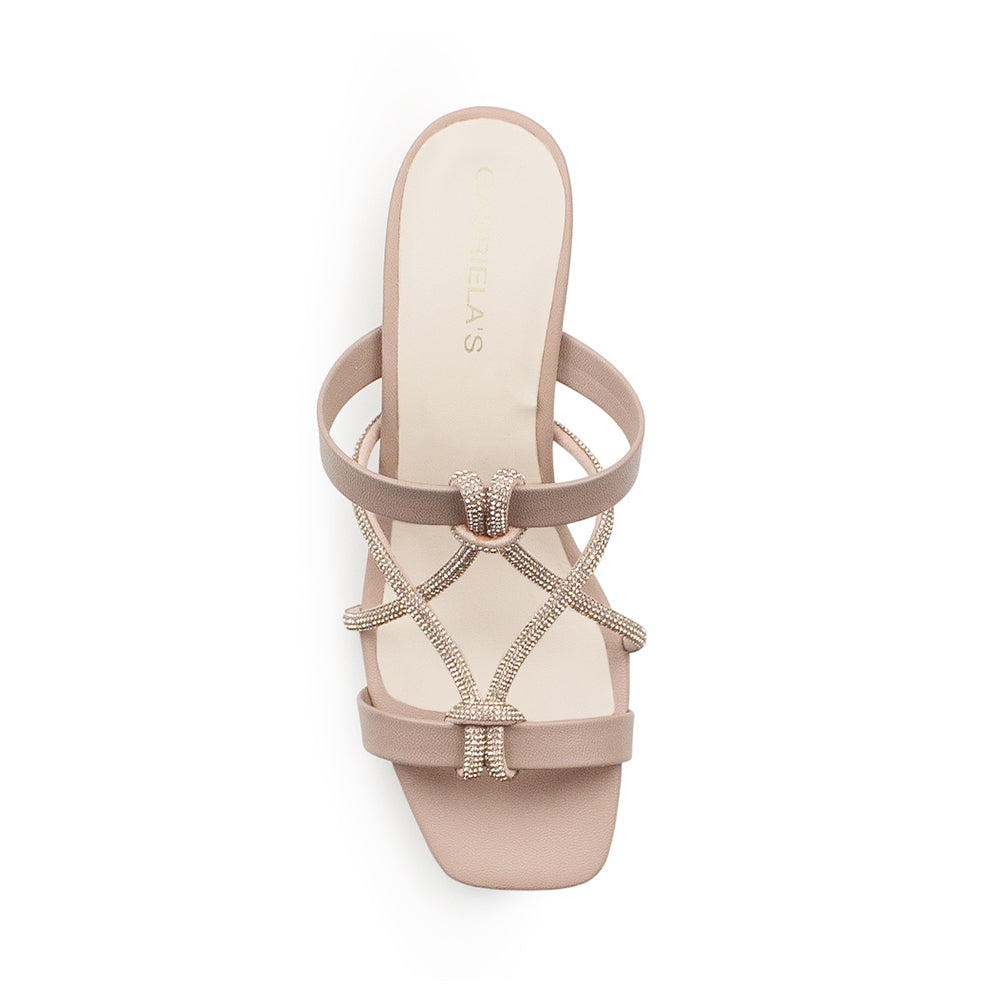 Vista superior de zapatilla nude para mujer con punta cuadrada y tiras delgadas de pedrería brillante