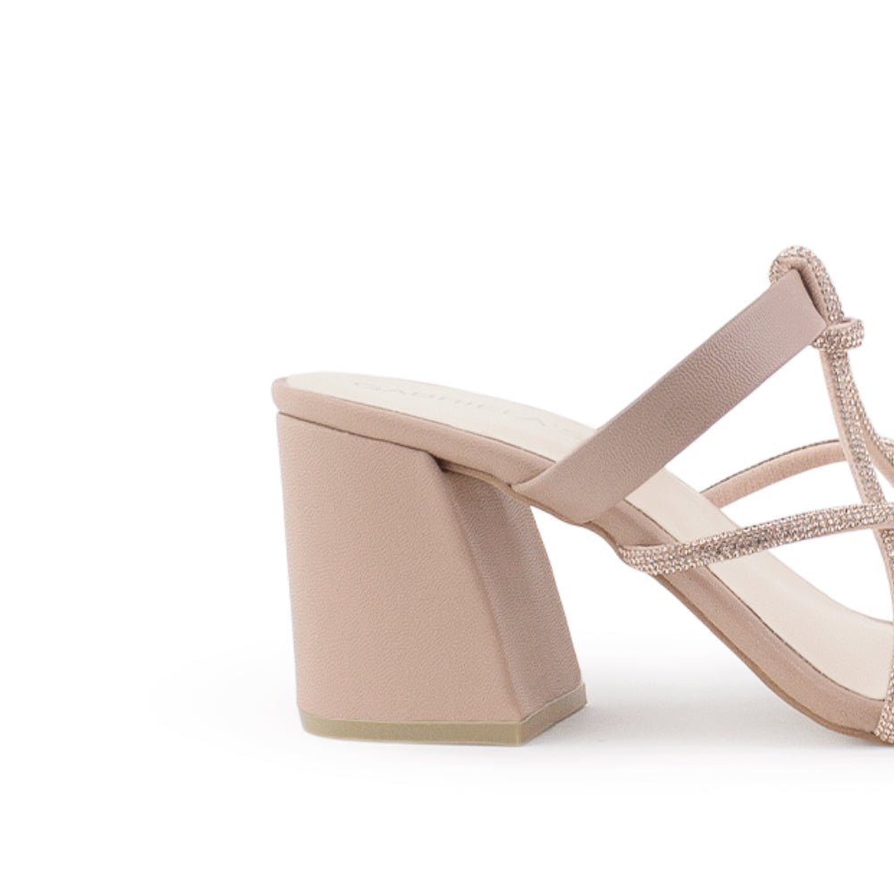 Vista trasera de tacón ancho de 8cm en zapatilla nude para mujer de diseño descubierto con pedreria
